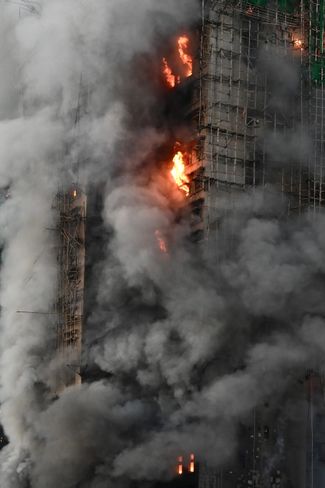Локализовать пожар удалось лишь спустя почти сутки после его начала. Однако, <a href="https://www.cnn.com/world/live-news/hong-kong-tai-po-apartment-fire-11-27-25-intl-hnk?post-id=cmih9mvhs00003b6pawl6vtew" rel="noopener noreferrer" target="_blank">сообщало</a> СNN, уже после того, как власти Гонконга объявили, что возгорание «в основном под контролем», в окнах зданий были видны вспышки огня.