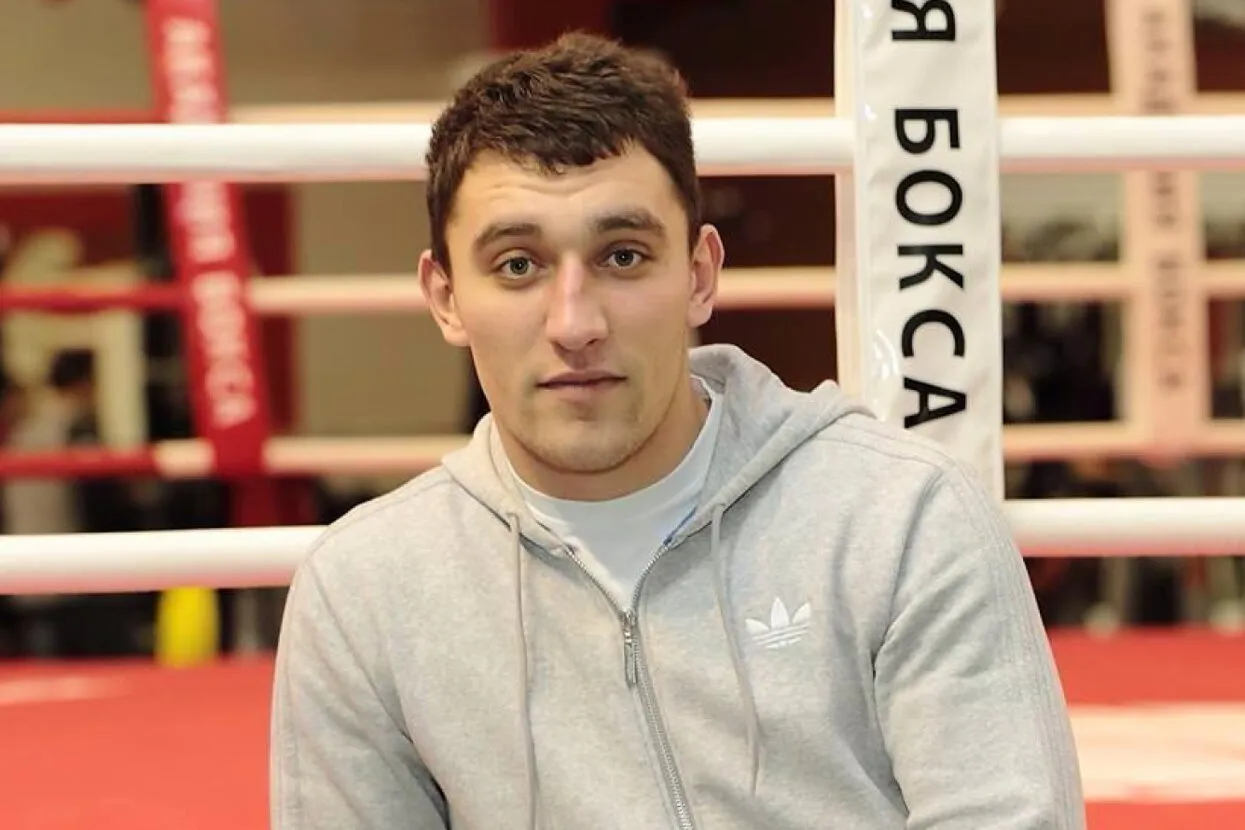 Фотография взята из <a href="https://www.facebook.com/nikolay.choles" rel="noopener noreferrer" target="_blank">фейсбука</a> (соцсеть принадлежит компании Meta, которая объявлена в России «экстремистской организацией», деятельность компании в РФ запрещена) Николая Чоулза. О том, что этот аккаунт принадлежит сыну Пескова, <a href="https://www.rbc.ru/politics/17/08/2017/59959bab9a79475e3d4089c5" rel="noopener noreferrer" target="_blank">сообщал</a>, в частности, РБК