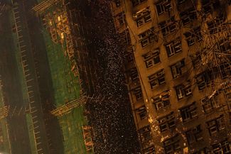 Первые сообщения о пожаре в «Ван Фук Корт» поступили около 15:00 по местному времени. Вскоре пожару была присвоена высшая категория. Предыдущий пожар такой категории, <a href="https://www.bbc.com/news/live/c2emg1kj1klt?post=asset%3A286edb3e-452e-41aa-a285-2cbd832cf02f#post" rel="noopener noreferrer" target="_blank">сообщало</a> BBC News, был в Гонконге в 2008 году в торговом квартале.