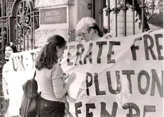 Акция в поддержу Greenpeace у британского посольства в Москве, которую организовывала Стингрей