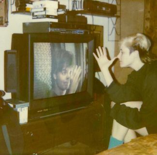 Джоанна Стингрей в 1990-е. На экране — Александр Васильев, барабанщик группы «Центр», бывший муж Стингрей. 