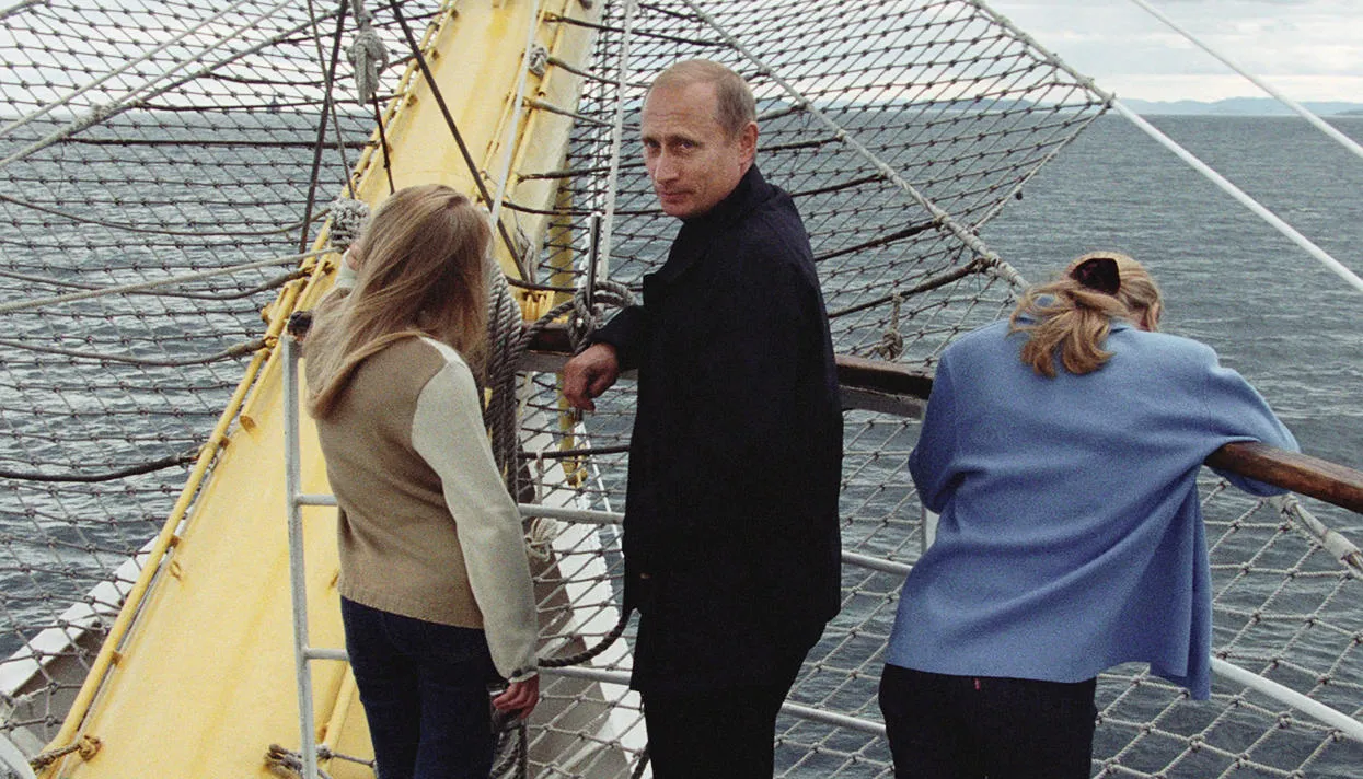 Владимир Путин с дочерьми. 2002 год. Фото: Владимир Родионов / ТАСС / Scanpix