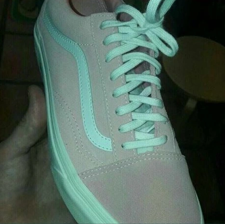 <a href="http://metro.co.uk/2017/10/11/are-these-trainers-grey-and-aqua-or-pink-and-white-6992255/" target="_blank">Metro</a>