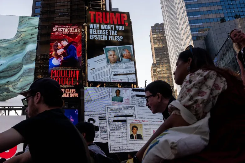 Постоянно вижу новости, что Трамп как-то связан с делом Эпштейна. Так они и правда дружили? А причастен ли президент США к секс-трафикингу?